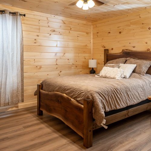 bedroom in a cedar ridge lodge 67996