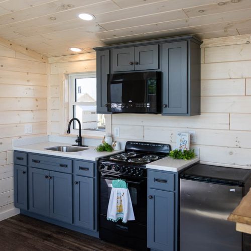 kitchen in a Saratoga cabin by dwellity